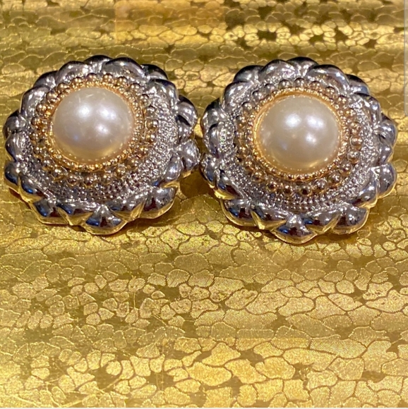 Vintage Clip Pearl Earrings - Picture 3 of 5